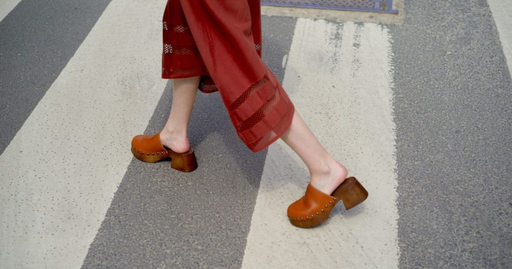 السدادات هي حذاء الصيف ، إليك 15 زوجًا مريحًا وحنينًا – أقل من 120 دولارًا