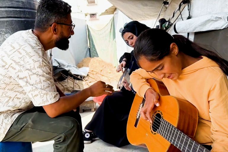 غزة.. عزف على أوتار المقاومة وسط دمار الحرب والحصار