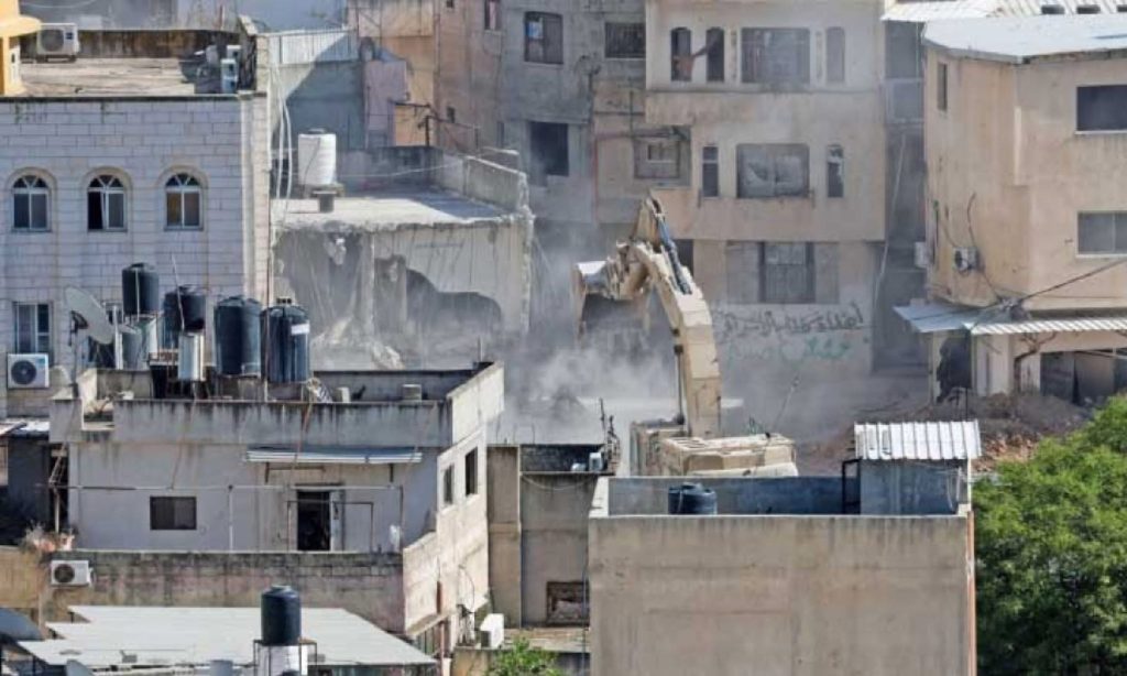 الاحتلال يخطر 50 عائلة في مخيم طولكرم بالإخلاء واقتحامات واسعة بالضفة