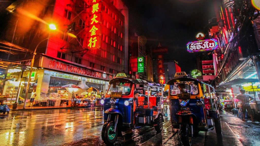 تايلاند تؤخر رسوم الدخول السياحي حتى عام 2026 مع تراجع الوافدين والاقتصاد يتعثر