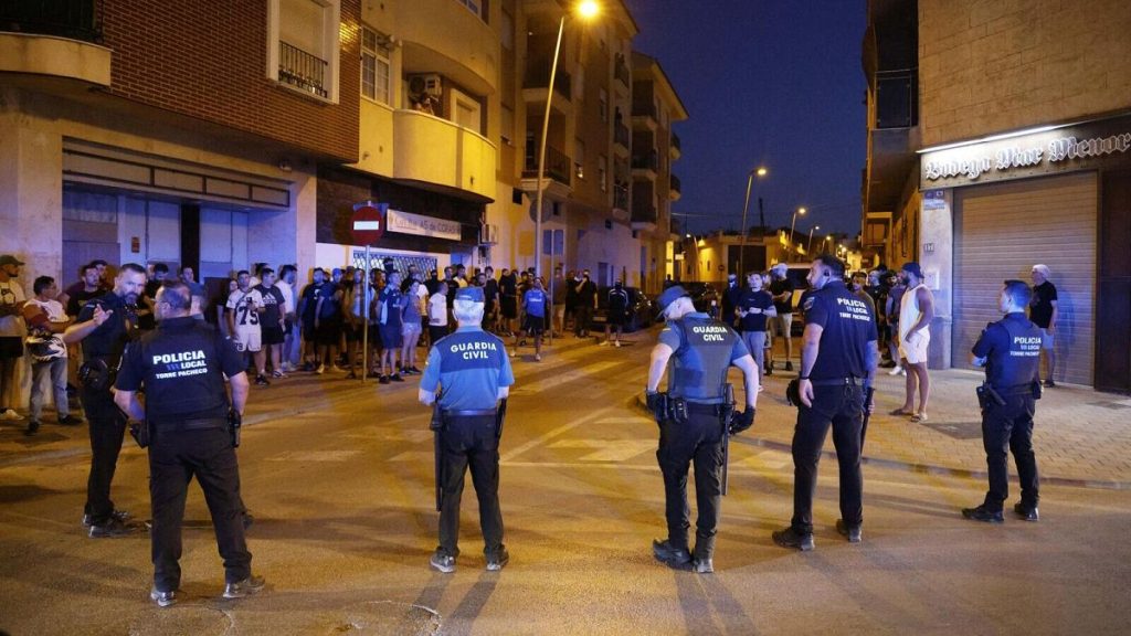 كيف أغلق التضليل أعمال الشغب المناهضة للمهاجرين في إسبانيا بعد الهجوم على المتقاعد