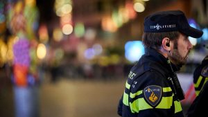 أصيب المعلم بجروح في الطعن في مدرسة هولندية الابتدائية ، واعتقل ثلاثة مشتبه بهم