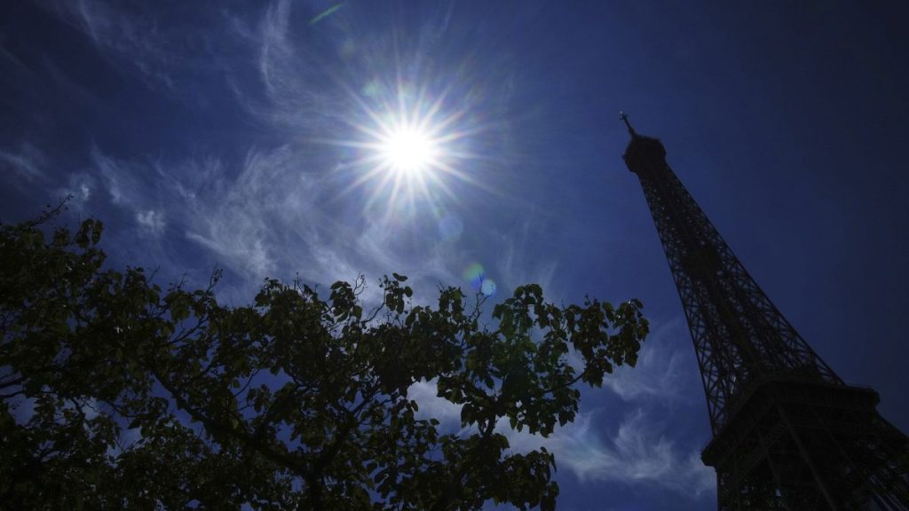 تحقق من الحقيقة: ما نعرفه عن العلاقة بين تغير المناخ وموجات الحرارة