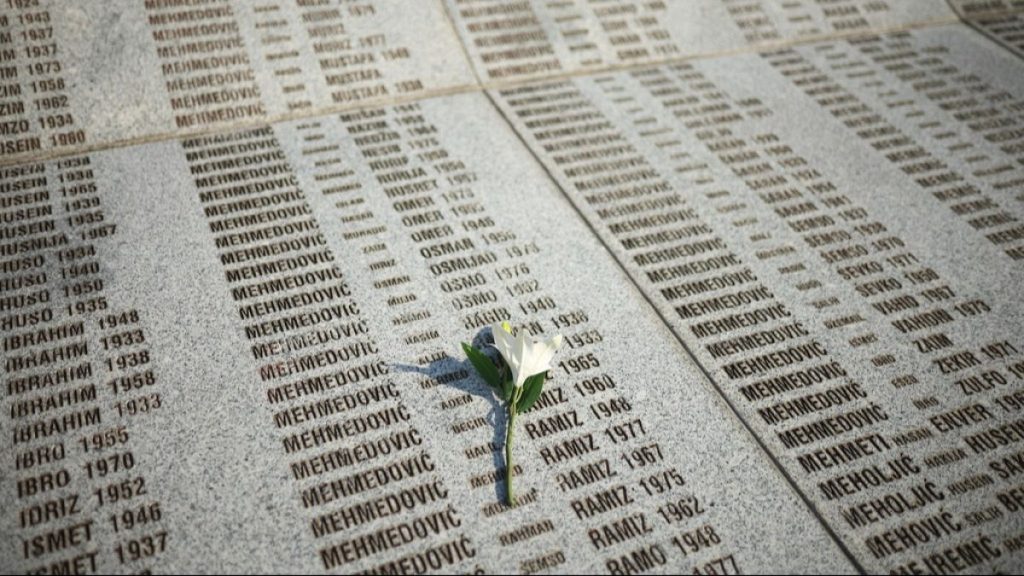 يجتمع الآلاف للاحتفال بالذكرى الثلاثين للإبادة الجماعية في سريبرينيكا