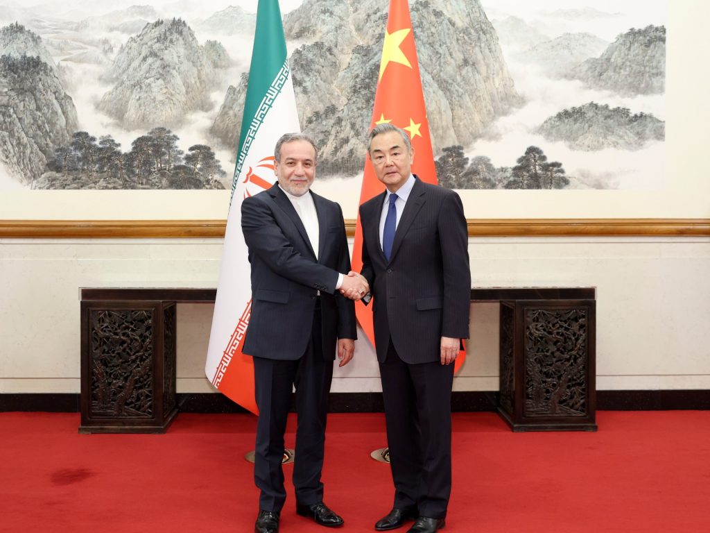 إسرائيل تحث الصين على “كبح طموحات إيران النووية”