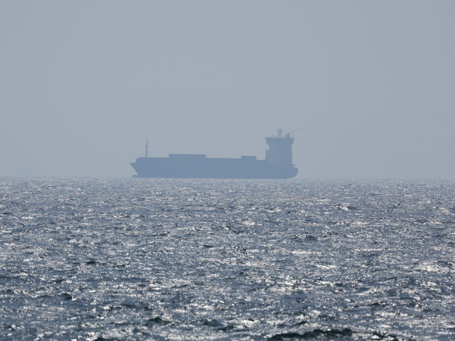 إيران تحتجز ناقلة نفط أجنبية في خليج عمان وتعتقل طاقمها