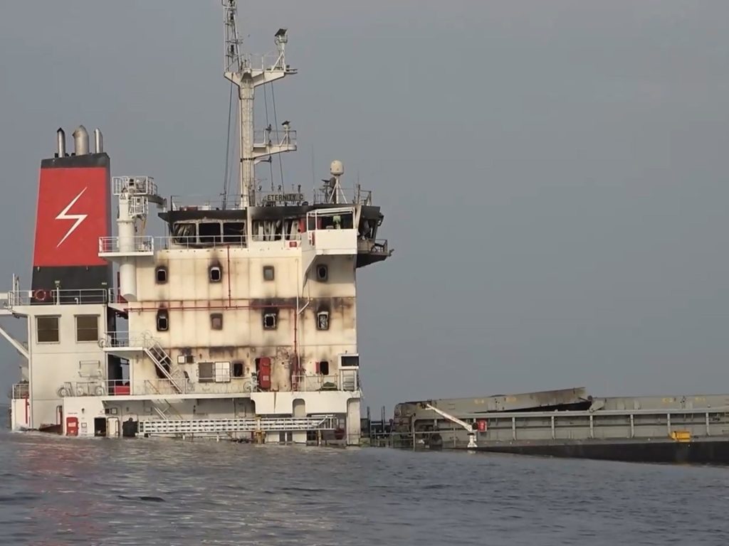 ترجيحات أمنية باحتجاز الحوثيين 6 من بحارة السفينة الغارقة في البحر الأحمر