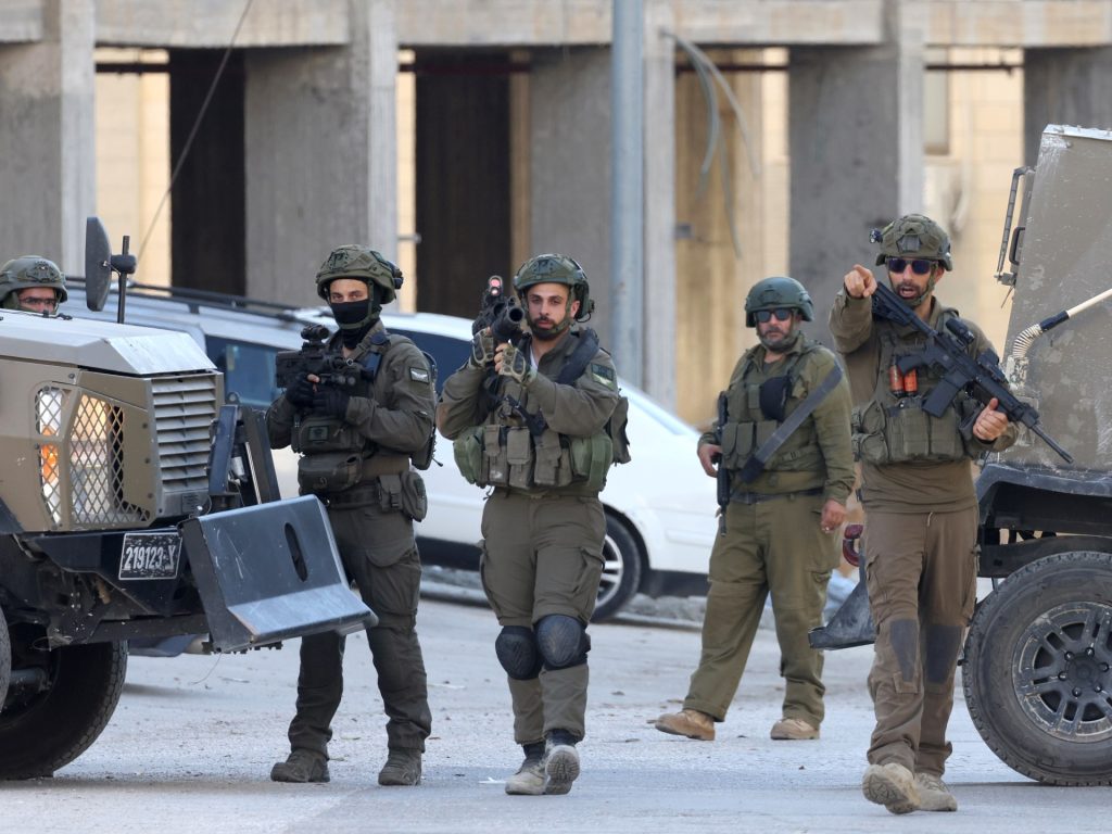 الاحتلال يقتحم بلدات بالضفة ويهجر 30 عائلة من أريحا