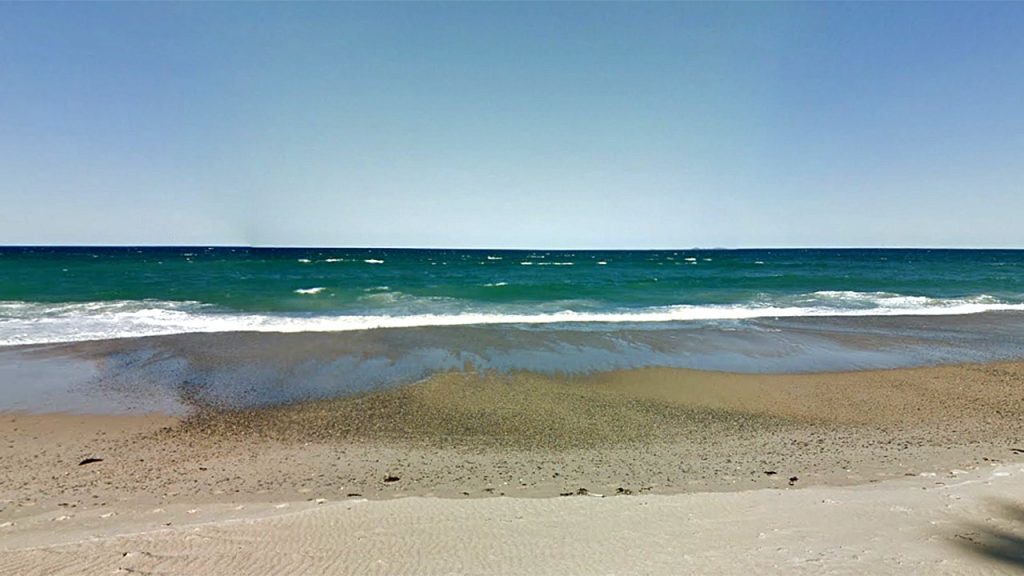 تم العثور على سيرفر الأسترالي المفقود على حية على أميال الجزيرة من الشاطئ بعد البحث