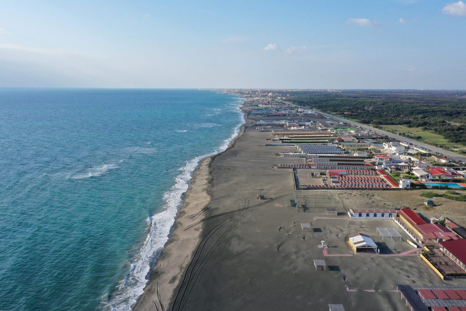 يموت المراهق بعد انهيار النفق الرملي في منتجع الشاطئ الإيطالي الشهير