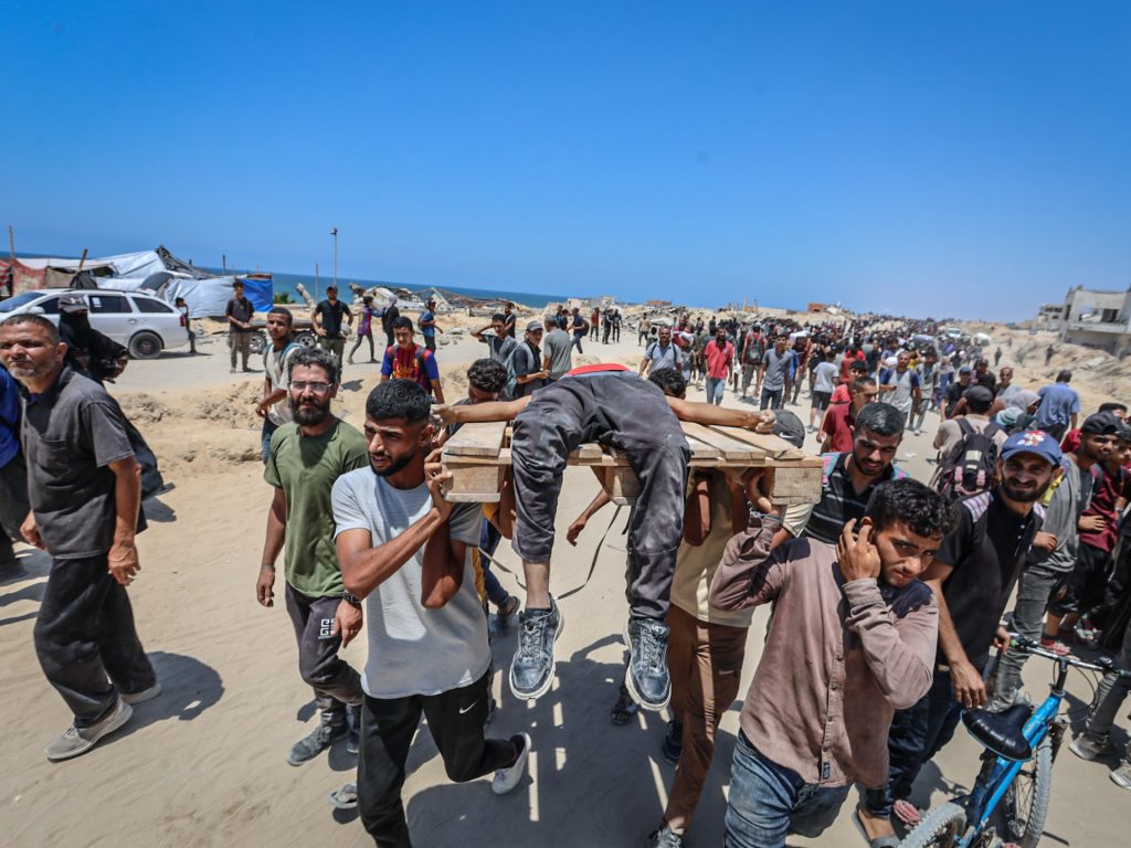 منظمات أممية: حياة الفلسطينيين بغزة تنهار وآلاف الشاحنات على الأبواب