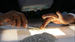 بوتسوانا تخفض عملتها لمواجهة ركود الألماس العالمي