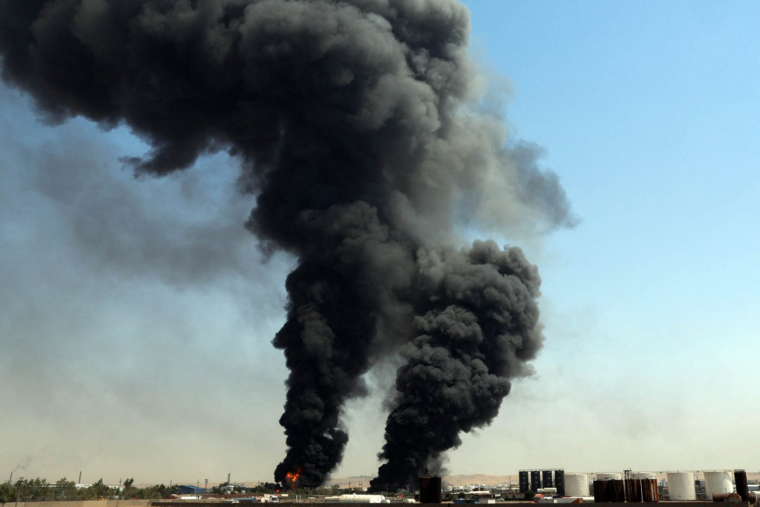 هجمات بمسيرات تستهدف مطار أربيل وحقول نفطية بالعراق