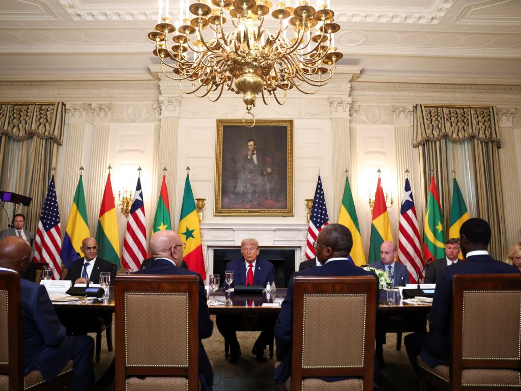 ترامب يسأل الرئيس الليبيري عن المكان الذي تعلم فيه اللغة الإنجليزية ، لغته الأم