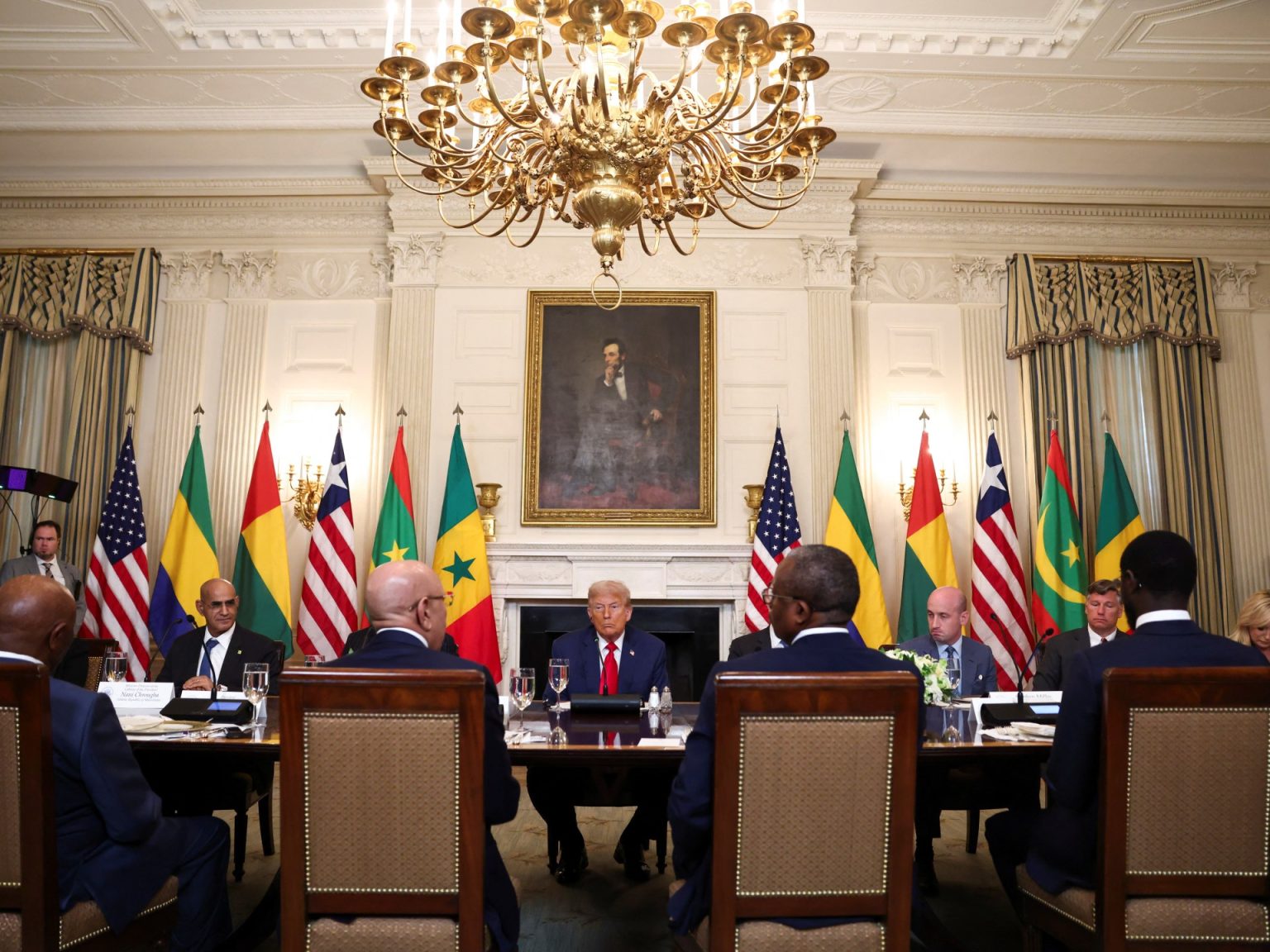 ترامب يسأل الرئيس الليبيري عن المكان الذي تعلم فيه اللغة الإنجليزية ، لغته الأم