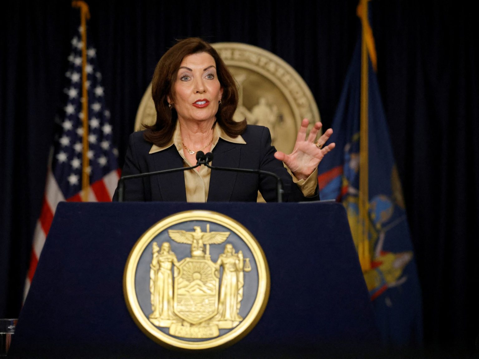 حاكمة نيويورك تدعو ترامب لتعزيز الأمن ضد تهديدات الطائرات المسيّرة