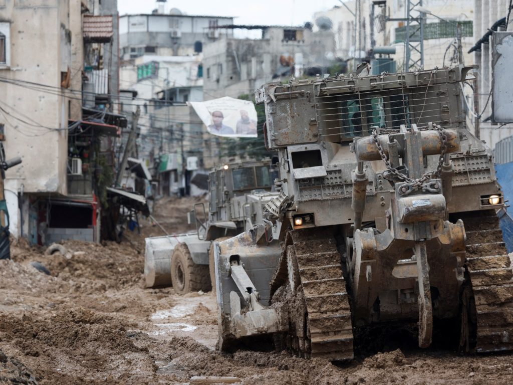 بتجريف الأرض وهدم البيوت.. الاحتلال يغير ملامح المخيمات في شمال الضفة