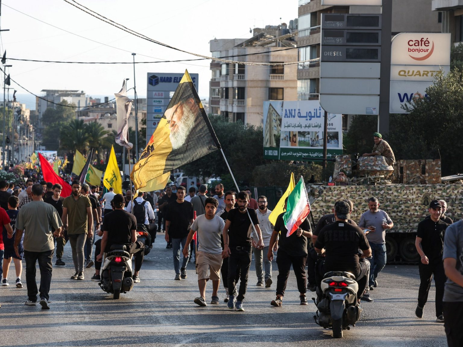 عرض مسلح لحزب الله يثير انتقادا حكوميا