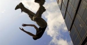 طار من فوق.. لغز جثة مهشمة الرأس أسفل عقار بأكتوبر