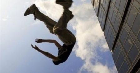 طار من فوق.. لغز جثة مهشمة الرأس أسفل عقار بأكتوبر