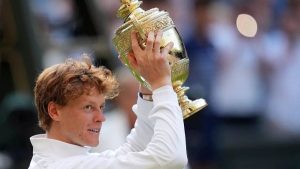 يدق جانيك سينر كارلوس الكاراز ليفوز بلقبه في ويمبلدون قبل الزواج