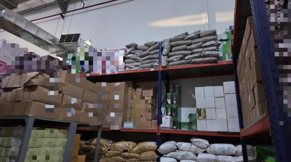 أغلقت السلطات مستودعين لإعادة التغلب على طعام الأطفال منتهية الصلاحية