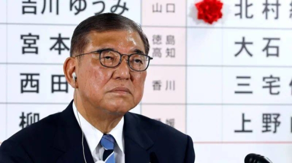 PM اليابان يتعهد بالبقاء على الرغم من فقدان الانتخابات الكدمات