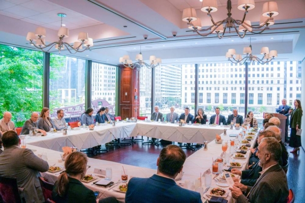 يستكشف الوزير السعودي الشراكات الاستثمارية والصناعية مع القطاع الخاص الأمريكي في شيكاغو