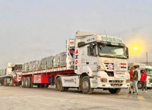 سبع شاحنات مساعدة سعودية جديدة عبر رفه إلى غزة مع تكثيف جهود الإغاثة