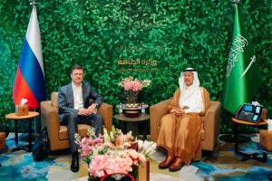 يناقش وزراء الطاقة السعوديين ، خطط سوق النفط واللجنة المشتركة