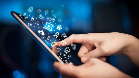 التعليم المتنوع والسوشيال ميديا.. كيف صنعت الاختلافات الثقافية صداما داخل المجتمع؟