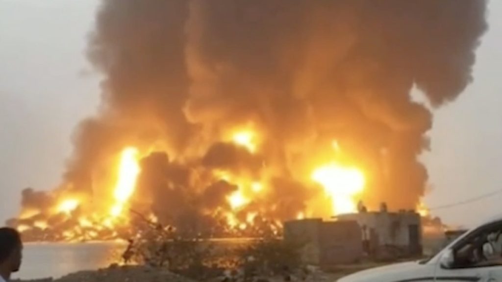 إسرائيل تهاجم ميناء الحديدة وكاتس يتوعد الحوثيين