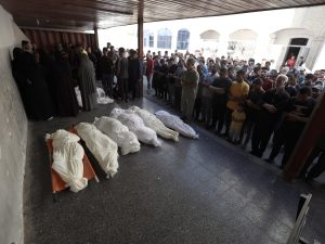 شهداء بينهم طبيب وأبناؤه بقصف إسرائيلي وأزمة وقود بمستشفيات غزة