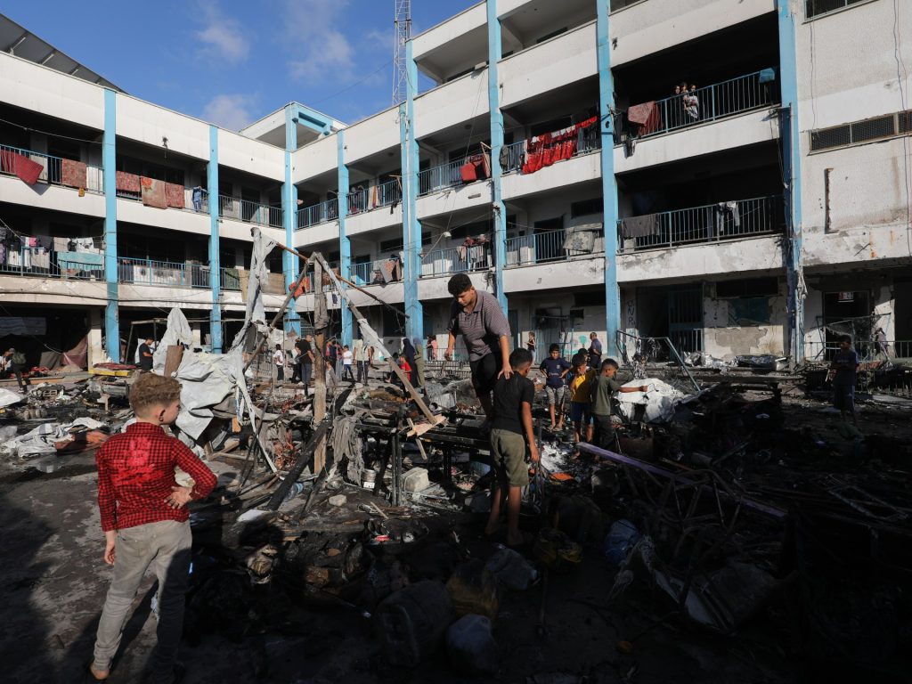 عشرات الشهداء بغارات على خيام ومراكز النازحين بغزة