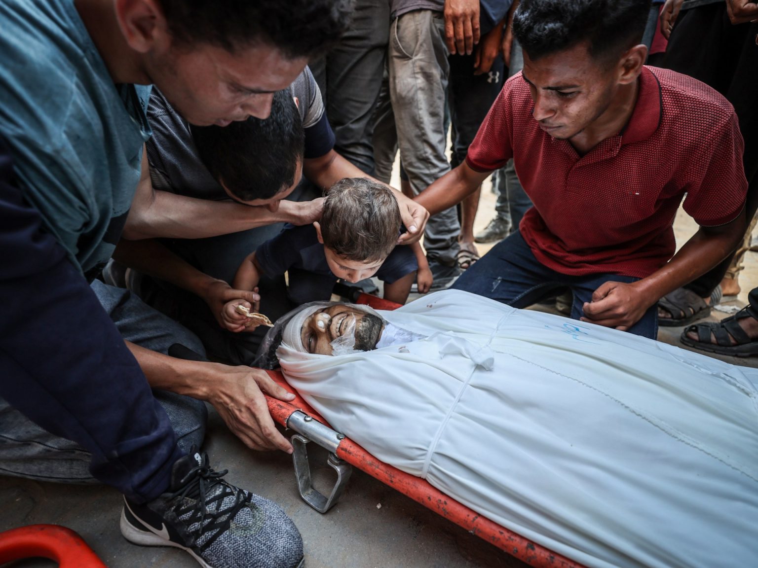 عشرات الشهداء والجرحى بغارات الاحتلال على غزة