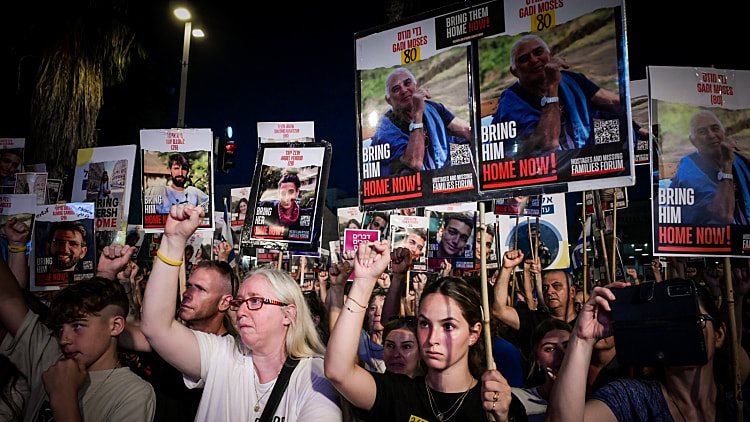 إعلام إسرائيلي: إبلاغ عائلات المحتجزين بتجاوز عقبات كبيرة في مفاوضات صفقة التبادل