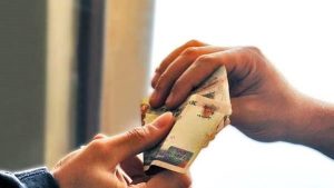هل يجوز إعطاء الصدقة للأخت المحتاجة؟.. أمين الفتوى يجيب