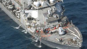 مروحية إيرانية تحذر مدمرة أميركية في بحر عُمان