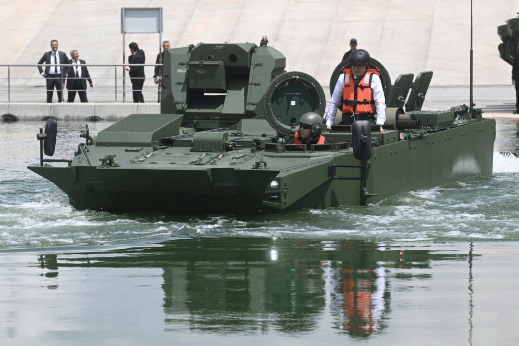 تركيا تطلق مركبة برمائية هجومية مطورة بمعرض آيدف 2025