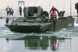 تركيا تطلق مركبة برمائية هجومية مطورة بمعرض آيدف 2025