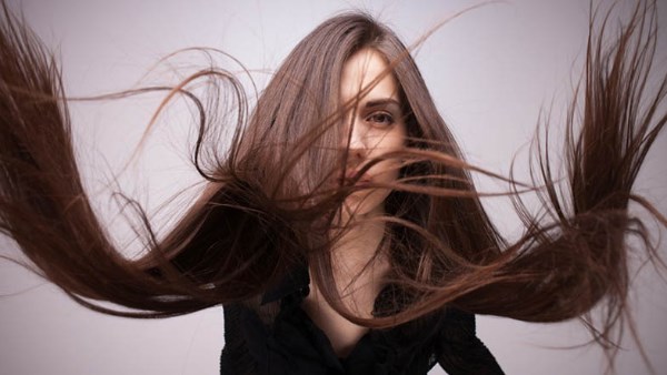 نمو الشعر والأظافر بسرعة علامة جيدة أم إنذار يستحق الانتباه؟.. استشارى يجيب