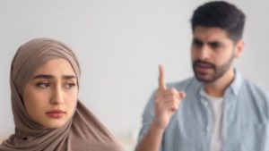 هل يجوز للزوجة أخذ مال زوجها دون إذنه إذا كان مسرفا؟.. أمين الإفتاء يجيب