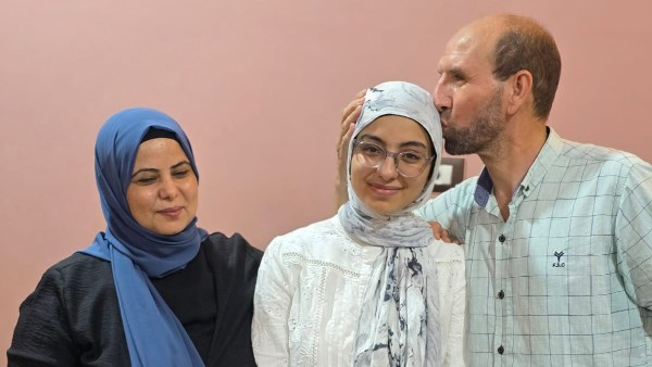 «مريم» الثانية على الجمهورية علمي علوم : هديتي عربية .. وأحلم أن أكون طبيبة