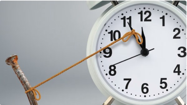 الساعة 12 صباحًا تعود 11 مساءً يوم خميس.. موعد انتهاء التوقيت الصيفي رسميًا