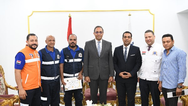 محافظ قنا يكرم مسعفا وسائق إسعاف لإنقاذ حالة ولادة طارئة بقوص