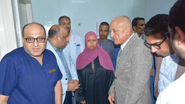 محافظ الأقصر يزور العامل المصاب بمشروع صرف صحي العضايمة ويوجه بتقديم الرعاية الطبية اللازمة محافظ الأقصر يزور العامل المصاب بمشروع صرف صحي العضايمة ويوجه بتقديم الرعاية الطبية اللازمة