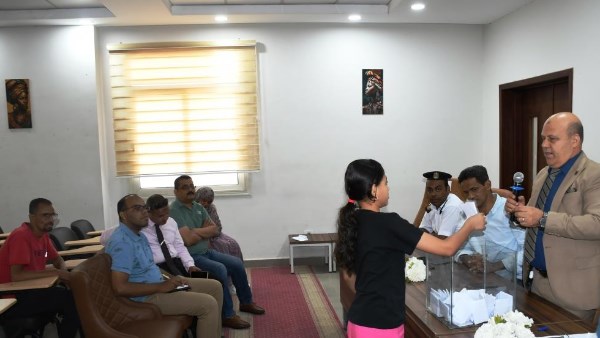 قرعة علنية لتوزيع 10 سيارات ميكروباص حديثة بأسوان