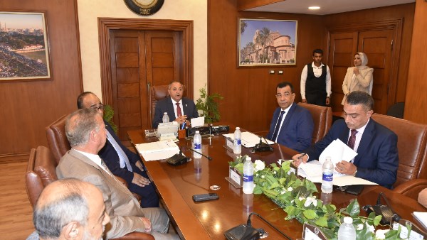 تنفيذًا لتكليفات القيادة السياسية.. محافظ بورسعيد يناقش آليات تمليك المصانع الجادة تنفيذًا لتكليفات القيادة السياسية.. محافظ بورسعيد يناقش آليات تمليك المصانع الجادة