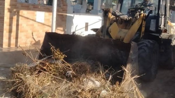 لليوم الثاني.. حملات نظافة مكثفة بجبانات بورسعيد القديمة لليوم الثاني.. حملات نظافة مكثفة بجبانات بورسعيد القديمة