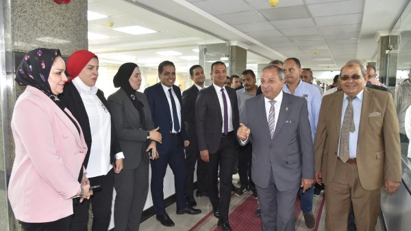 محافظ بورسعيد يفتتح أعمال تطوير ورفع كفاءة الدور الثاني بمبنى مجمع المصالح